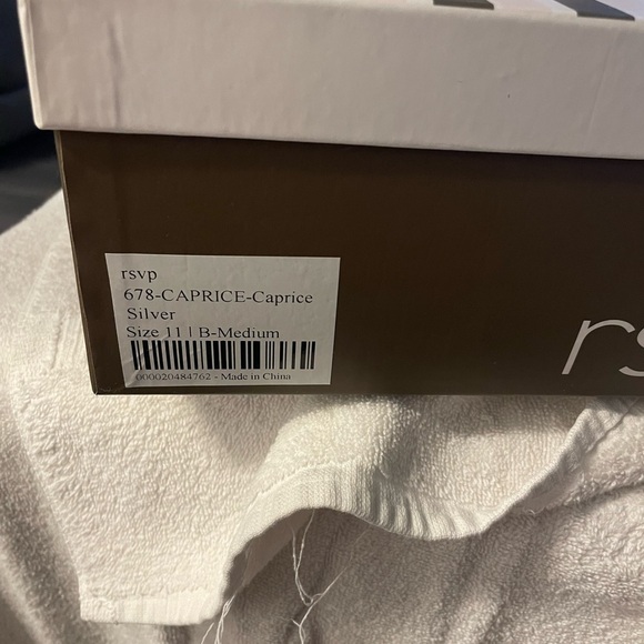 Silver high heeled sandal    Never worn new in box. Diamond on buckle size 11 - Picture 5 of 7